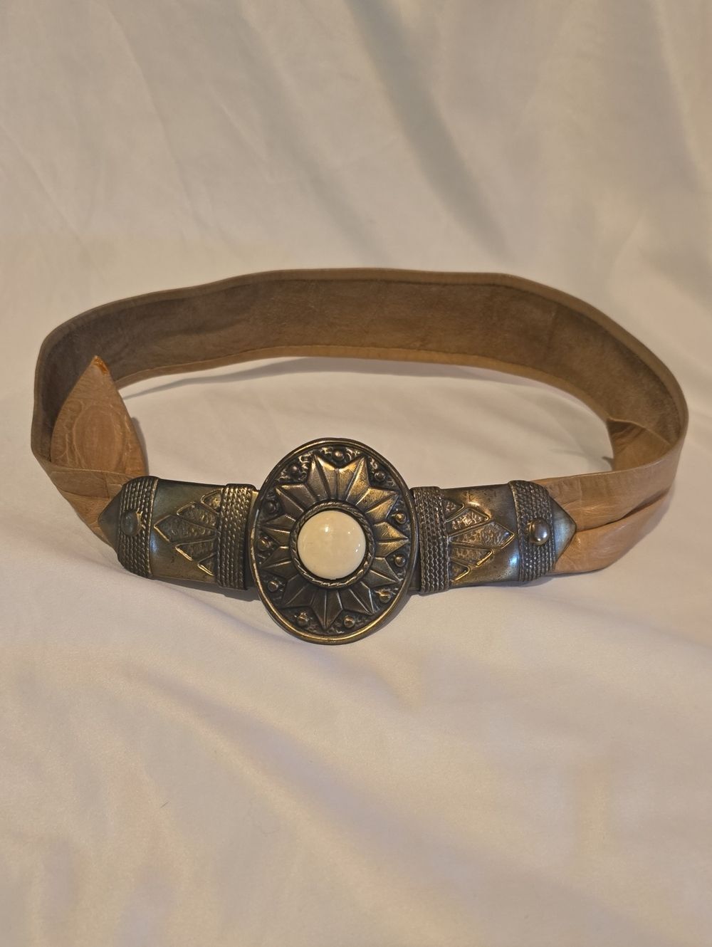 Vintage-Inspired Tan Leather Belt with Decorative Metal Medallion. Great Cond!